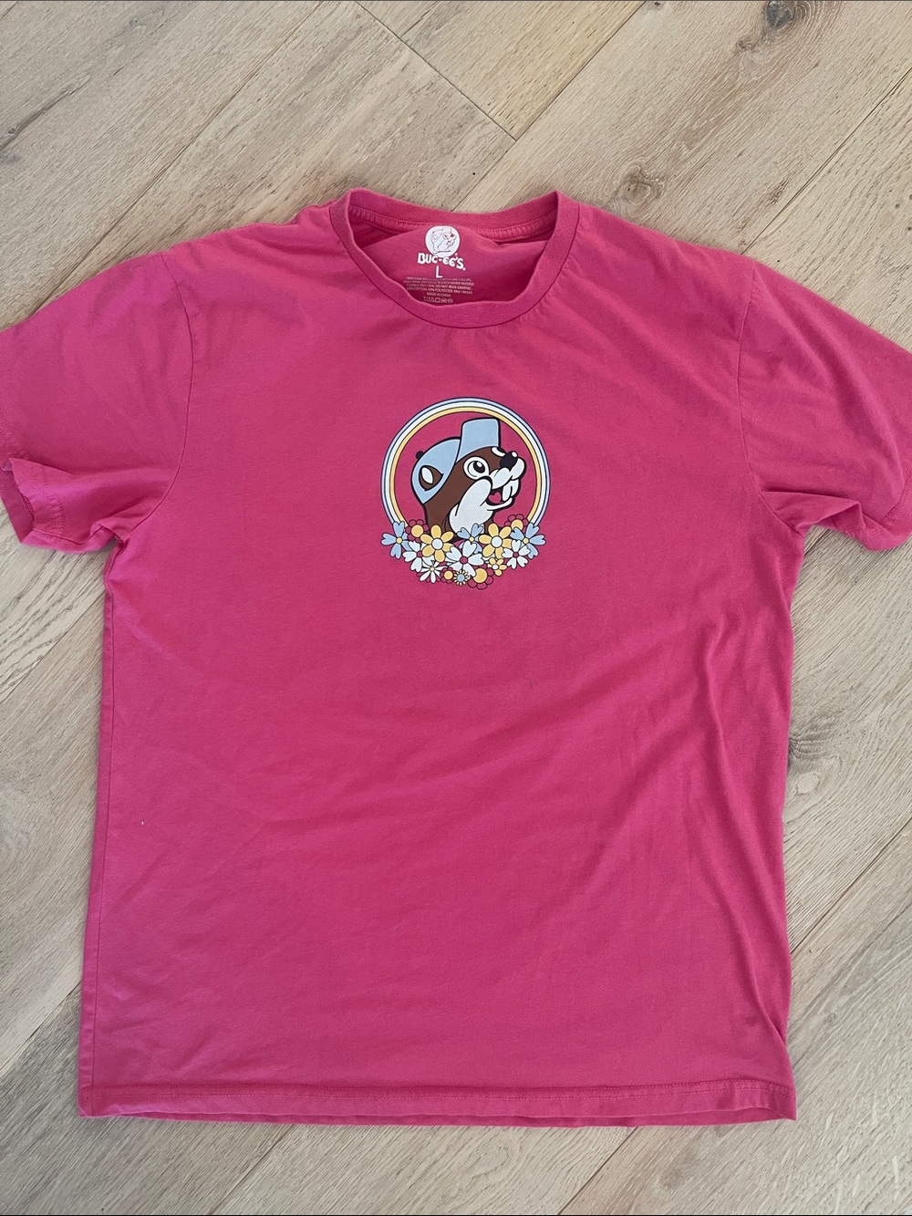 buc-ee’s Women's Short Sleeve Graphic Tee in Bright Pink